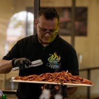 Chef sirviendo chorizos
