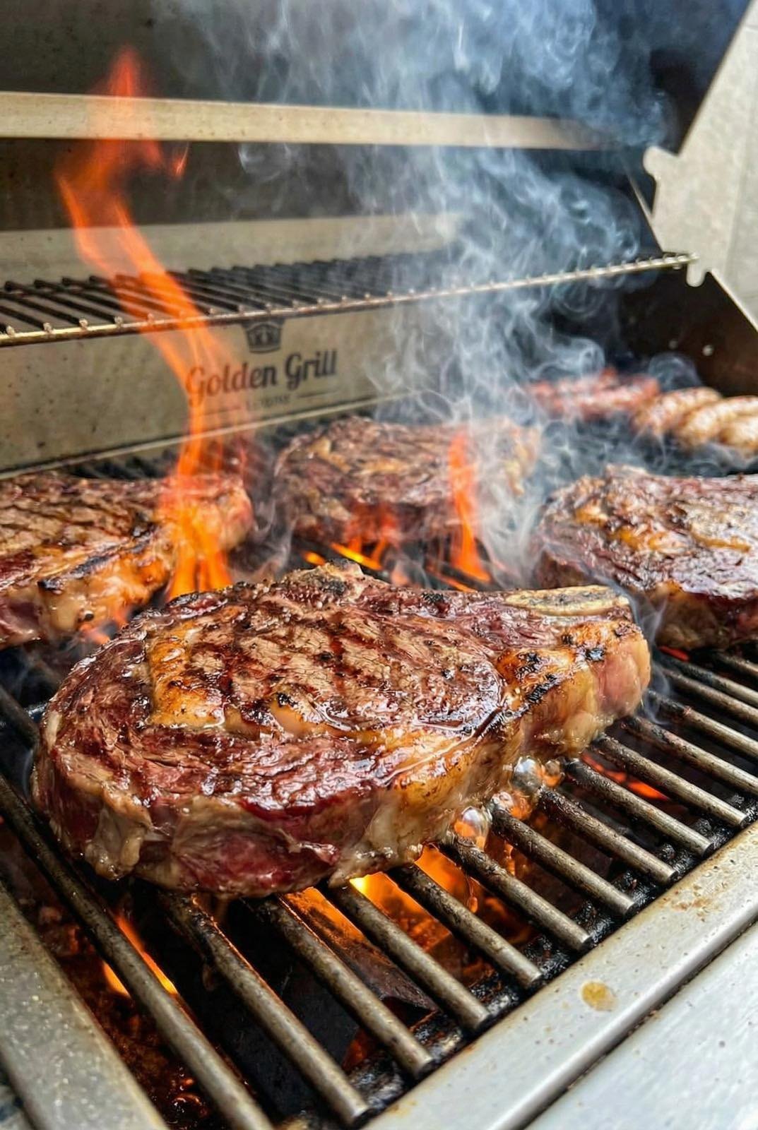 Cortes a la parrilla con fuego y humo en Golden Grill
