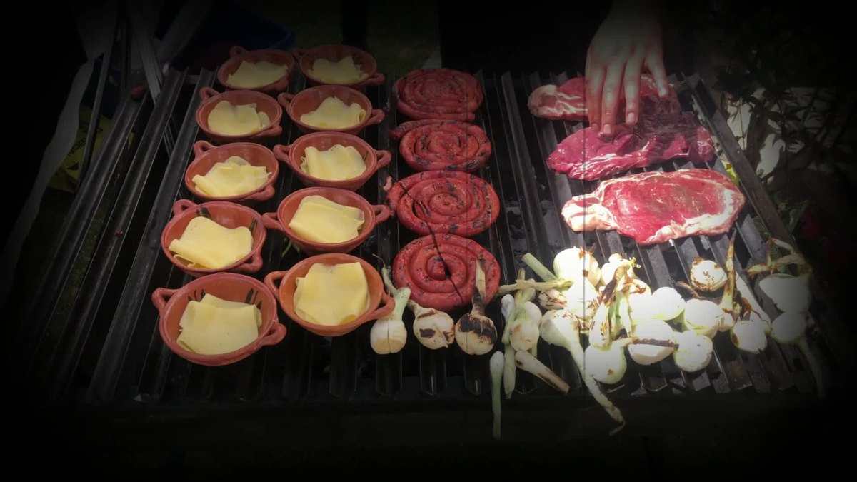 Parrilla con cazuelitas, chorizo, cortes y cebollas